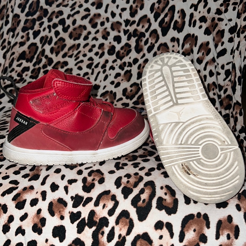 Red kid jordons